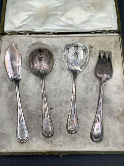 Argent, écrins d’un service à mignardises...