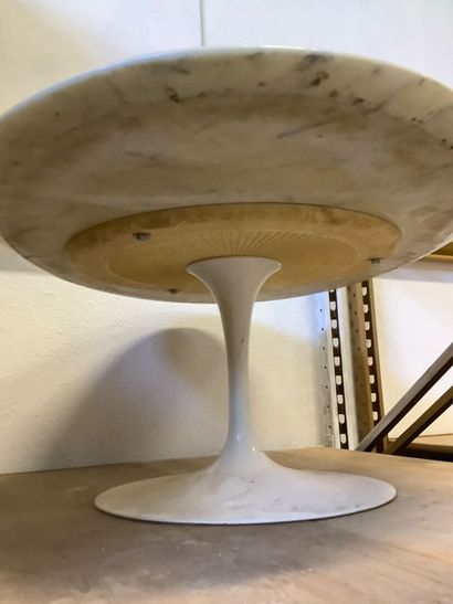 Guéridon ou table basse dans le style KNOLL,...