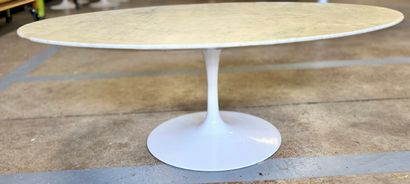 Guéridon ou table basse dans le style KNOLL,...