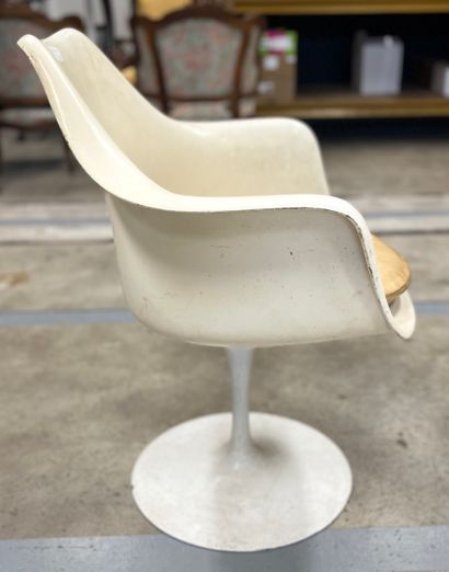 6 chaises tulipes et un fauteuil dans le...