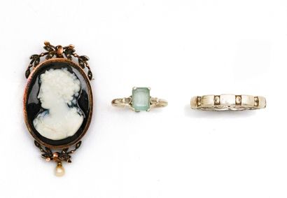 An oval-shaped brooch-pendant made of 750...