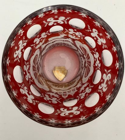 Vase Bohème, rouge à motif paysage animé.
Présence...