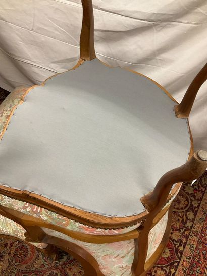 Une «Duchesse brisée», style Louis XV. 
Longueur...