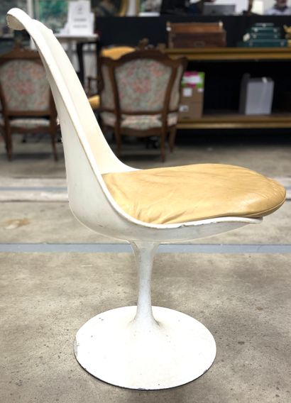 6 chaises tulipes et un fauteuil dans le...