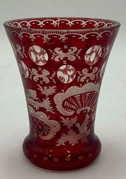 Vase Bohème, rouge à motif paysage animé.
Présence...