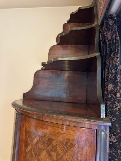 Paire d’encoignures monumentales, en placage...
