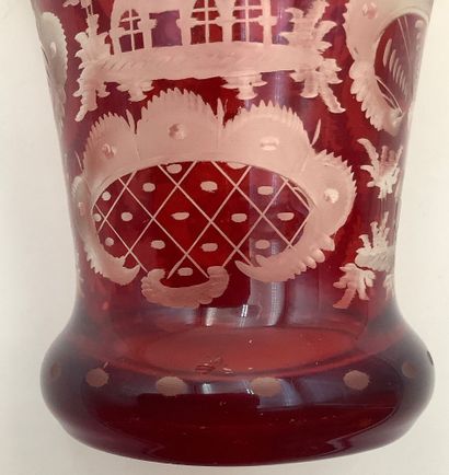 Vase Bohème, rouge à motif paysage animé.
Présence...
