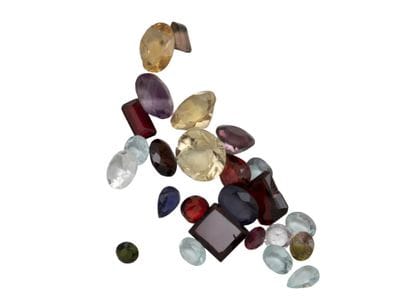Lot of faceted gemstones on paper (chips).
Weight:...
