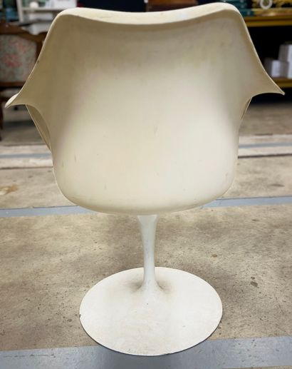 6 chaises tulipes et un fauteuil dans le...