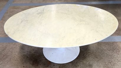 Guéridon ou table basse dans le style KNOLL,...