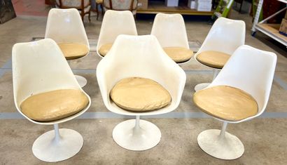 6 chaises tulipes et un fauteuil dans le...