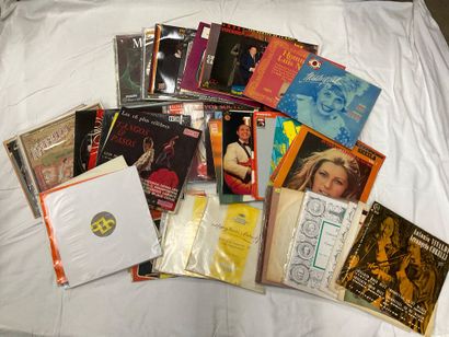 Lot de 50 vinyles 45T et 33T composé de musique...