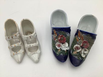 Regroupement de souliers miniatures en porcelaine...