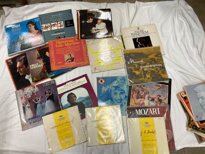 Lot de 50 vinyles 45T et 33T composé de musique...