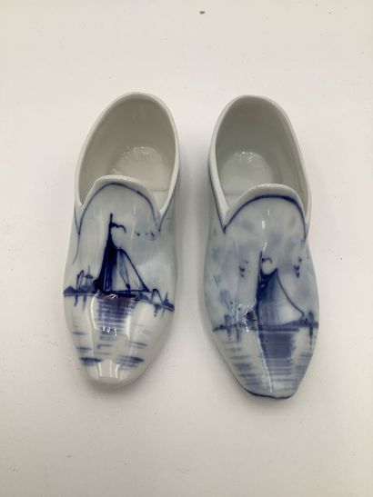 Regroupement de souliers miniatures en porcelaine...