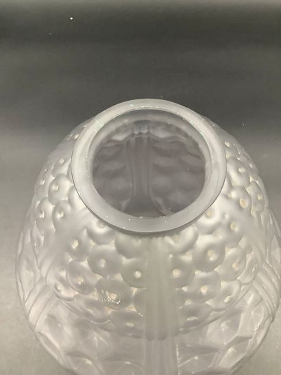 Oreor, important vase ventru en verre pressé...