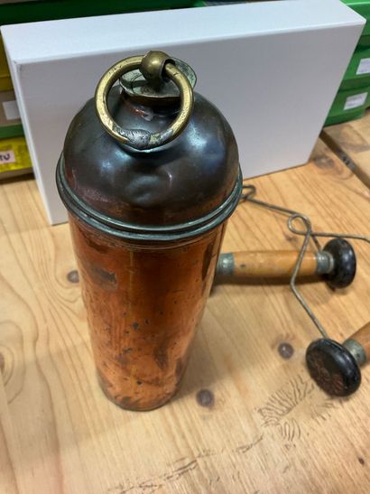 Une bouillotte en cuivre et deux poignées...
