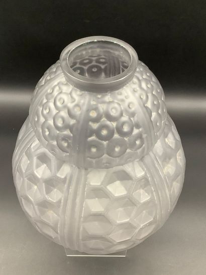 Oreor, important vase ventru en verre pressé...