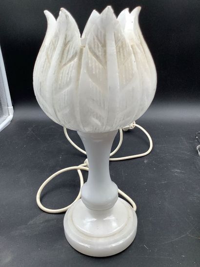Une lampe en albâtre et une lampe en céramique.
Hauteurs...