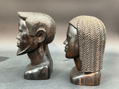 2 statuettes en bois sombre, travail africain....