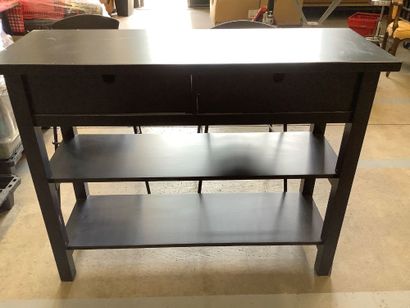 Une console et deux tabourets de bar, en...