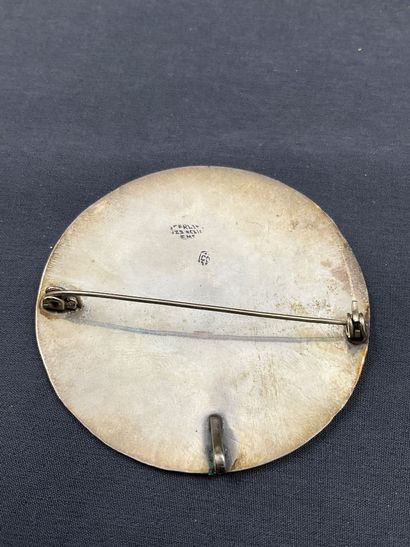 Varia, argent comprenant une broche, une...