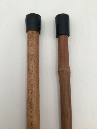deux cannes: Une canne ancienne courbée en...