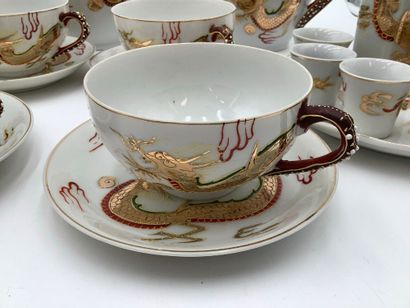 Service à thé et à saké en porcelaine fine...