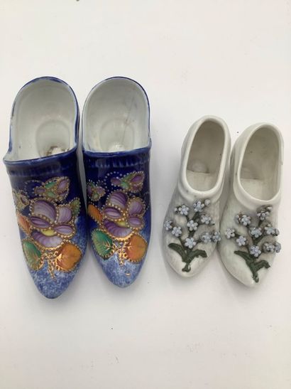 Regroupement de souliers miniatures en porcelaine...