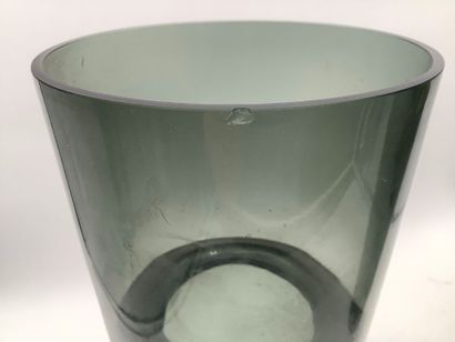 Lot de 2 vases fumés noir 
Un mesurant 30,5cm...