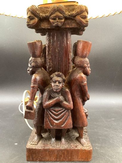 Sculpture Africaine à décor de scènes de...