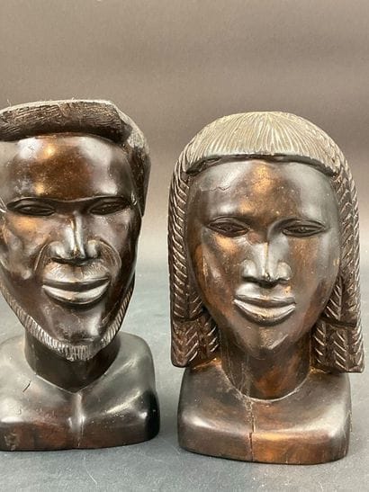 2 statuettes en bois sombre, travail africain....