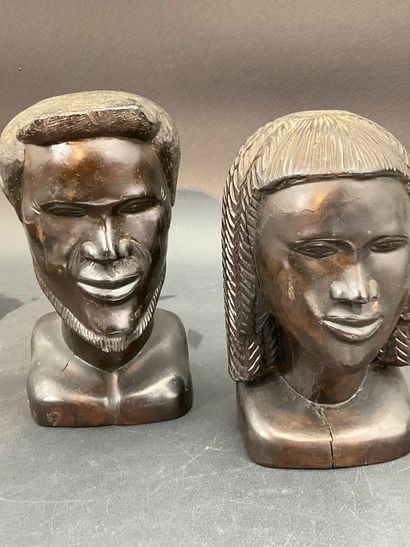 2 statuettes en bois sombre, travail africain....