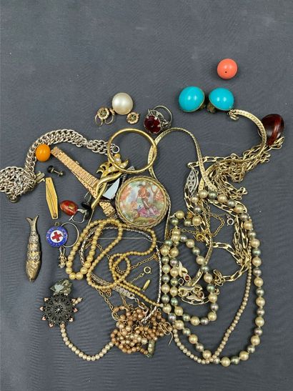 Lot de bijoux fantaisies dont colliers, boucles...