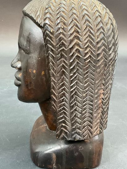 2 statuettes en bois sombre, travail africain....