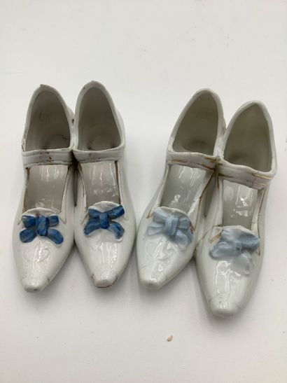 Regroupement de souliers miniatures en porcelaine...