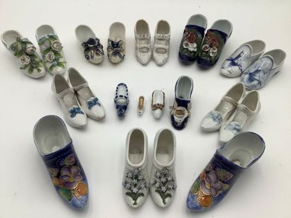 Regroupement de souliers miniatures en porcelaine...