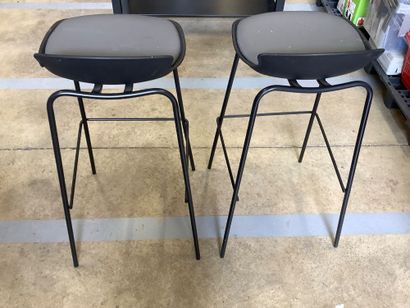Une console et deux tabourets de bar, en...
