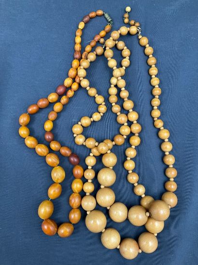 Lot de bijoux fantaisies dont colliers, boucles...