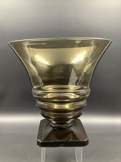 Grand vase en verre fumé style Art Déco des...