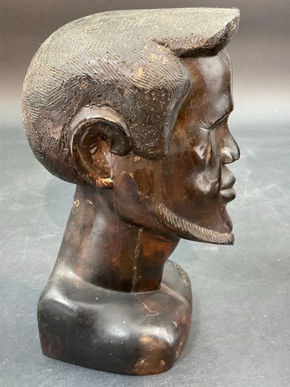 2 statuettes en bois sombre, travail africain....