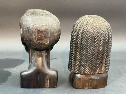 2 statuettes en bois sombre, travail africain....