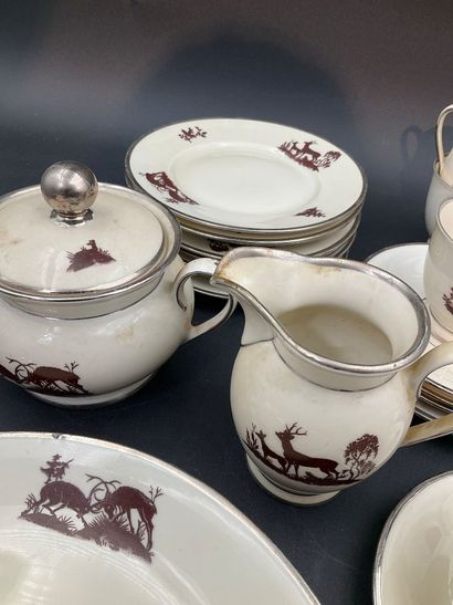 Service incomplet de porcelaine de la maison...