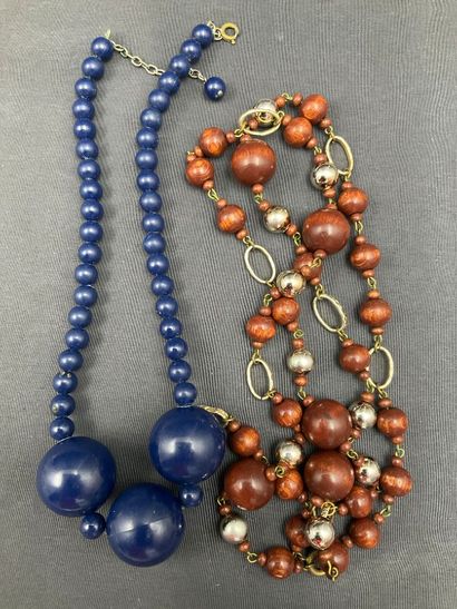 Lot de bijoux fantaisies dont colliers, boucles...