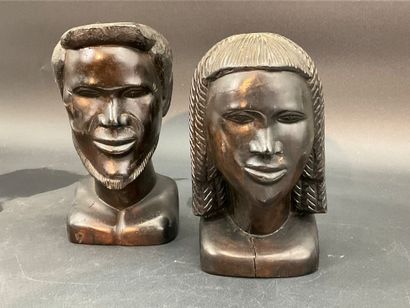 2 statuettes en bois sombre, travail africain....