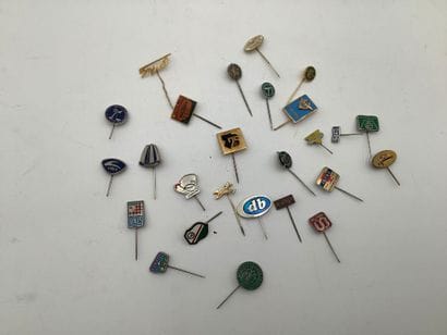 Collection d' environ 600 pin’s (russes)en...