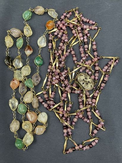 Lot de bijoux fantaisies dont colliers, boucles...