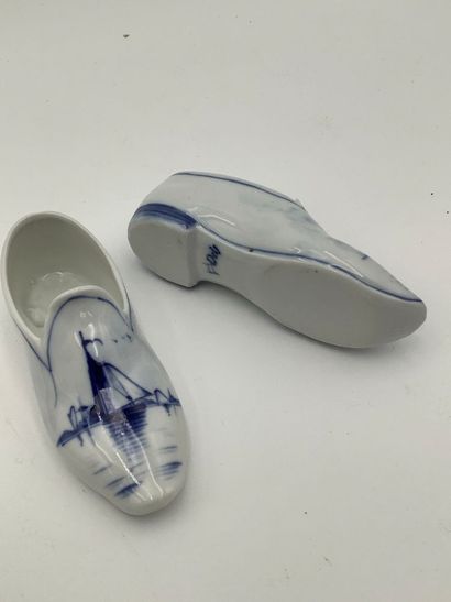 Regroupement de souliers miniatures en porcelaine...