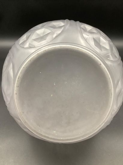 Oreor, important vase ventru en verre pressé...