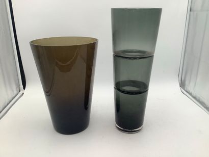 Lot de 2 vases fumés noir 
Un mesurant 30,5cm...